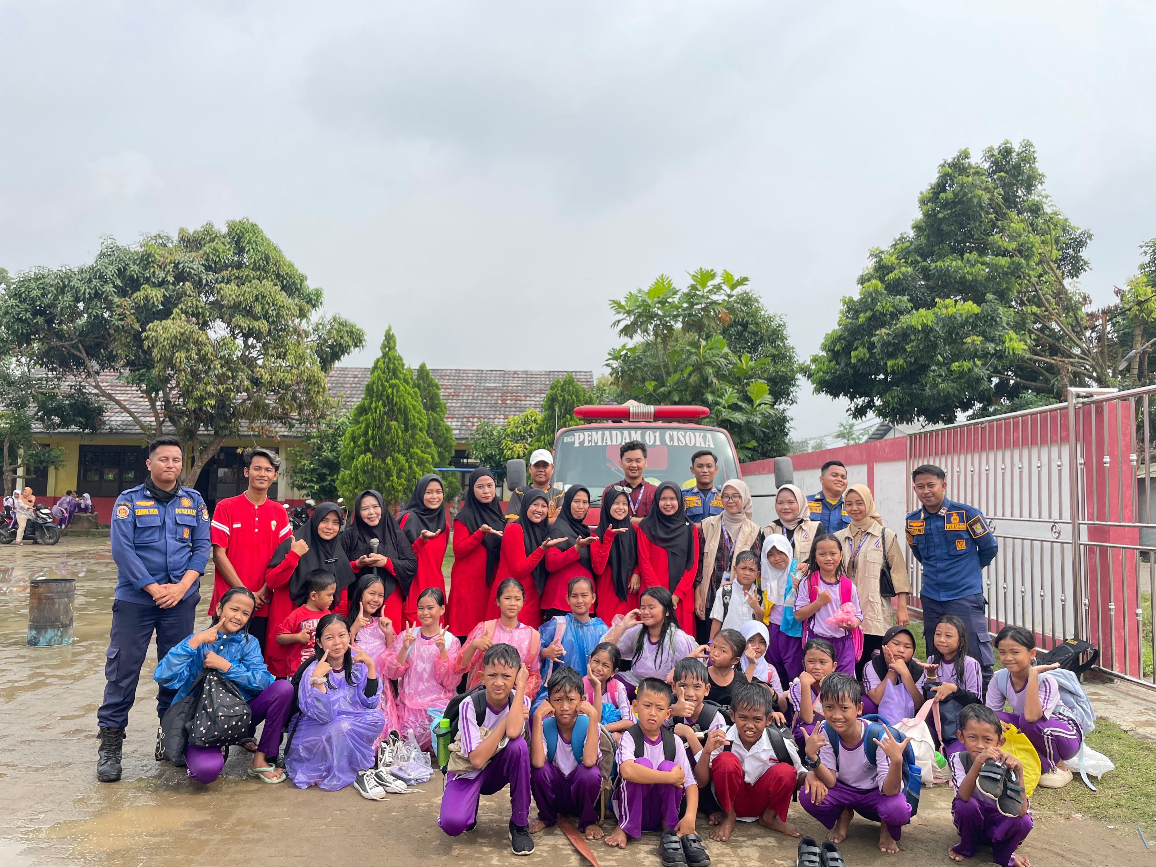 Mahasiswa KKN Universitas Tangerang Raya dan BPBD Kabupaten Tangerang Gelar Edukasi Kebakaran di SDN Jeungjing 2