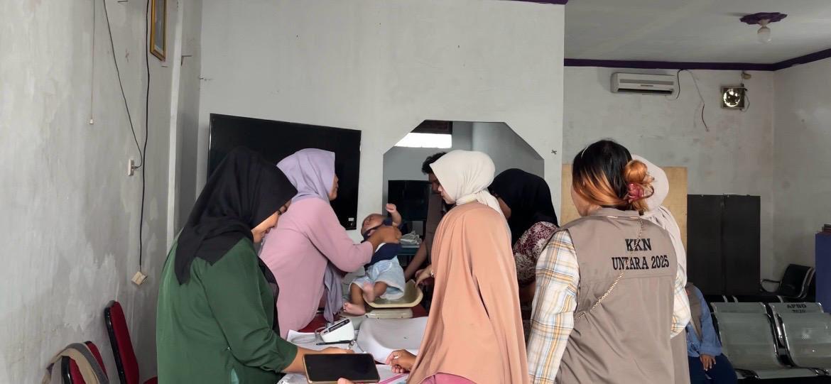 Kegiatan Posyandu di Desa Cireundeu Berjalan Lancar, Mahasiswa KKN Turut Mendampingi Warga